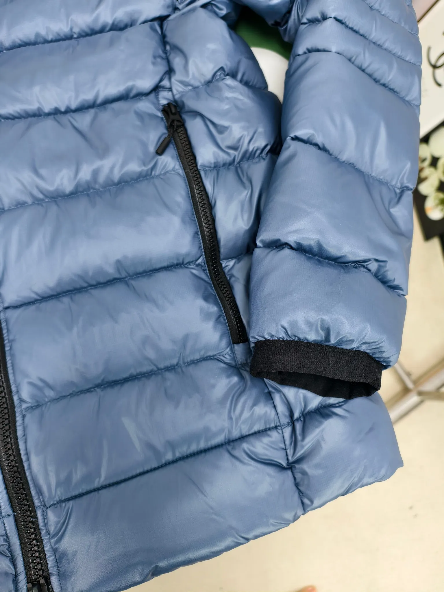 P860 ————2227MB model (high version) Canada goose Crofton hooded down jacket, this is a down jacket suitable for late autumn and early winter: on cold, rainy mornings, it can be used as a layer of warmth inside the rainproof jacket, and can be worn alone in the late autumn and early winter with a little bit of coolness. Filled with white duck down. The Crofton Hooded Jacket is a versatile, lightweight and versatile piece that even packs itself in for easy transport. The inner layer has removable elastic straps, making the jacket easy to carry on the shoulder and hands-free. 2 zippered hand pockets with fleece fabric on the knuckle side for softness and warmth. Color: black with black label, black with red label, ocean blue, superoxide blue, silver birch red label, silver birch black label Size: XS-2XL